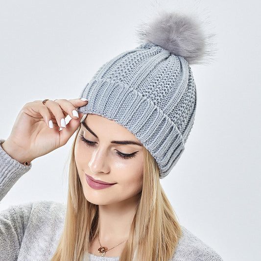 Bonnet femme doublé satin avec pompon fausse fourrure