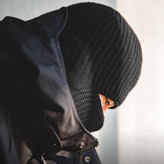 Bonnet tricoté noir ajustable pour femme sur fond neutre