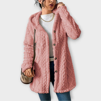 Femme en veste à capuche texturée d’hiver coupe décontractée