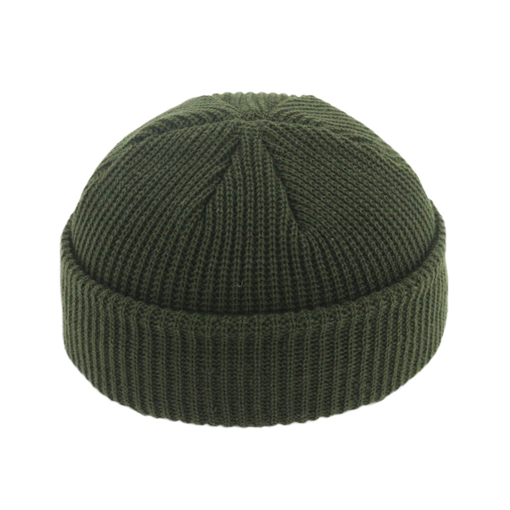 Bonnet tricoté femme hiver rétro sur fond clair