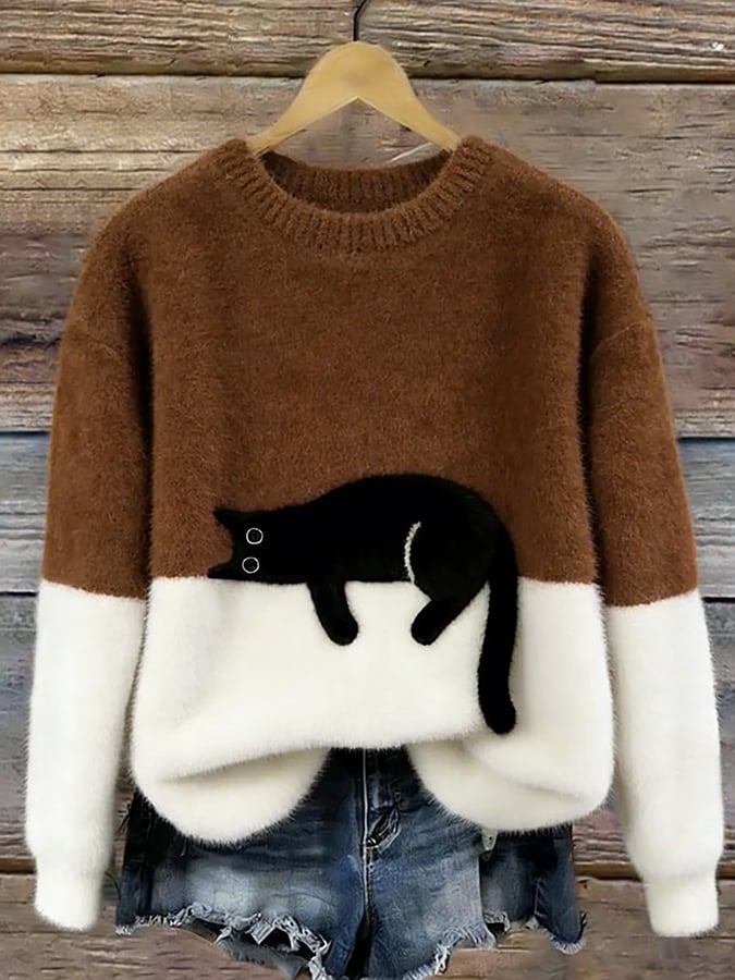 Femme portant pull tricot motif chat endormi