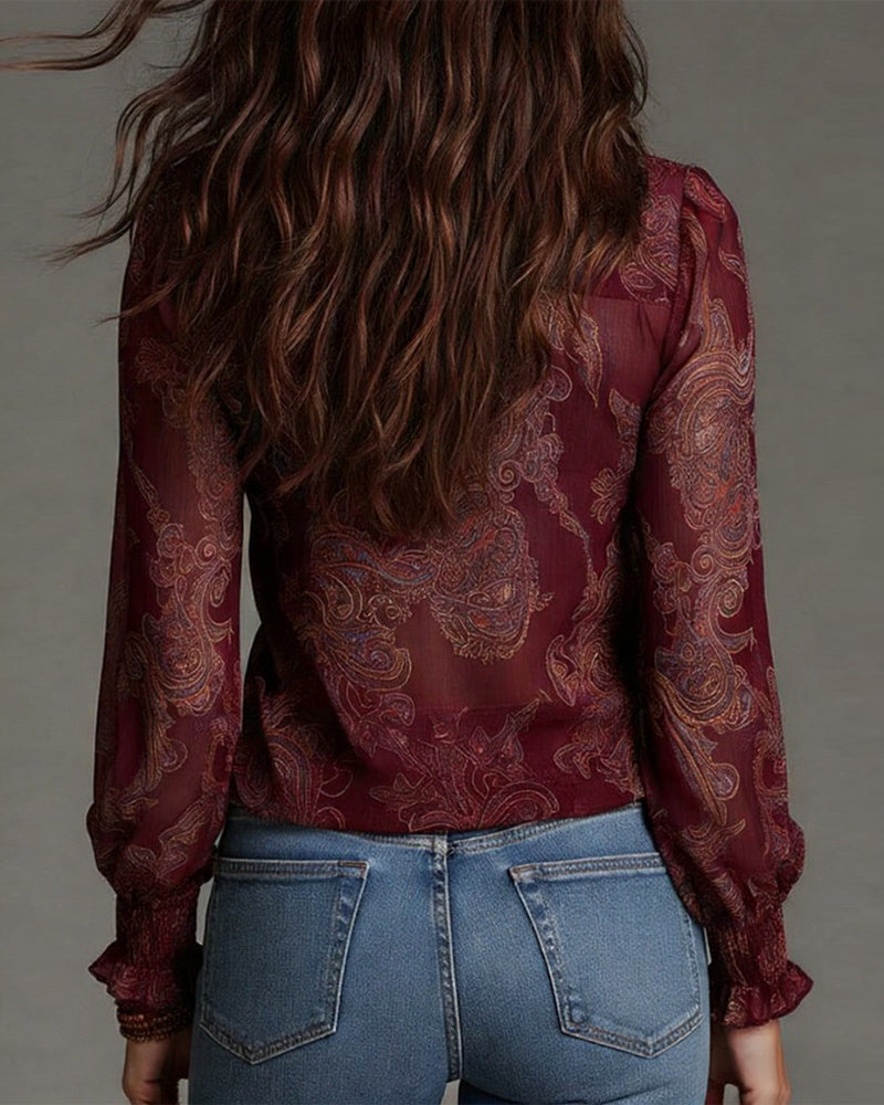 Femme portant blouse col V à volants vintage