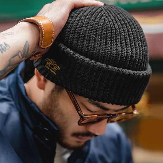 Bonnet tricoté noir ajustable pour femme sur fond neutre