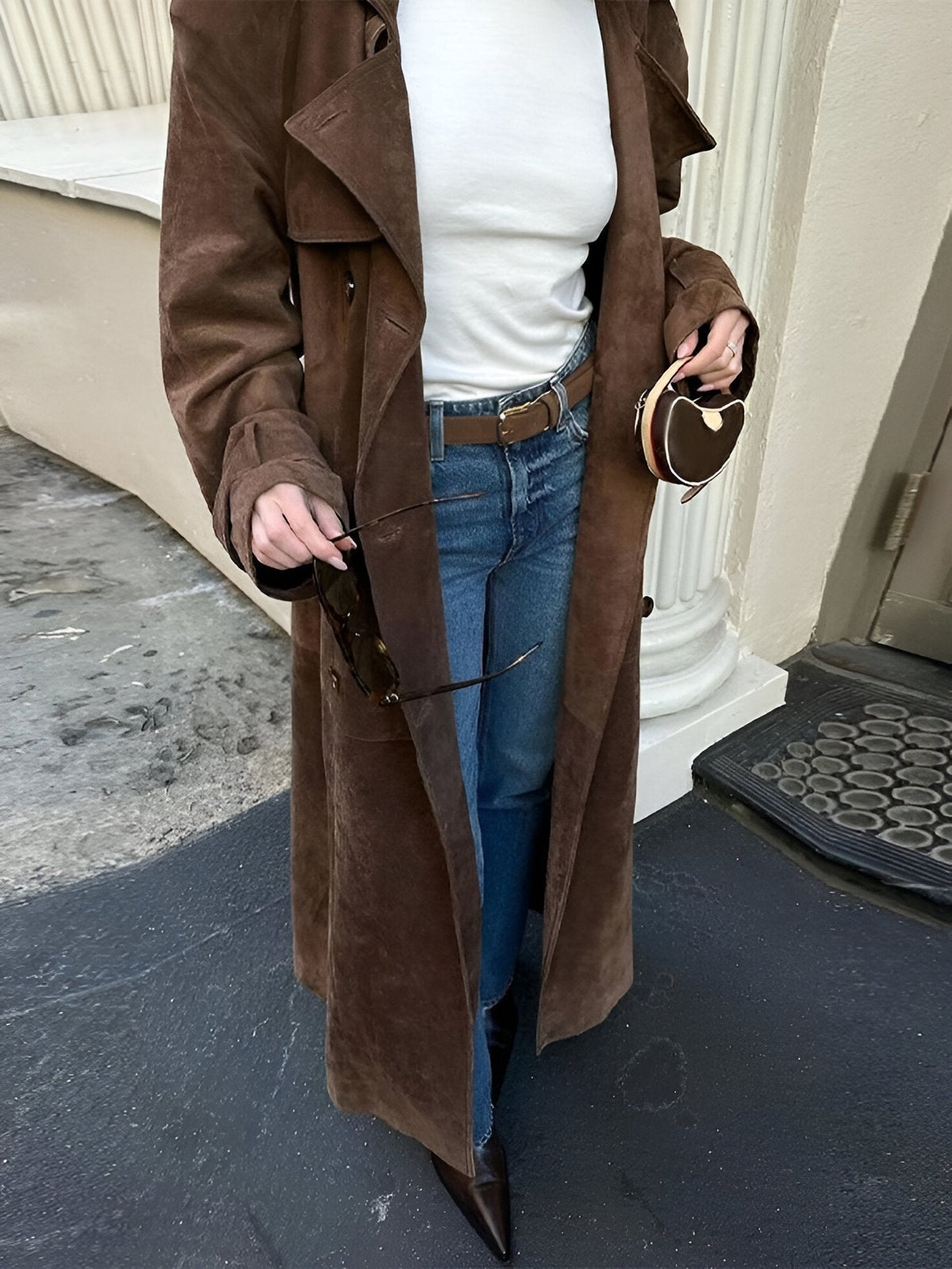 Manteau de pluie pour femme sur fond neutre