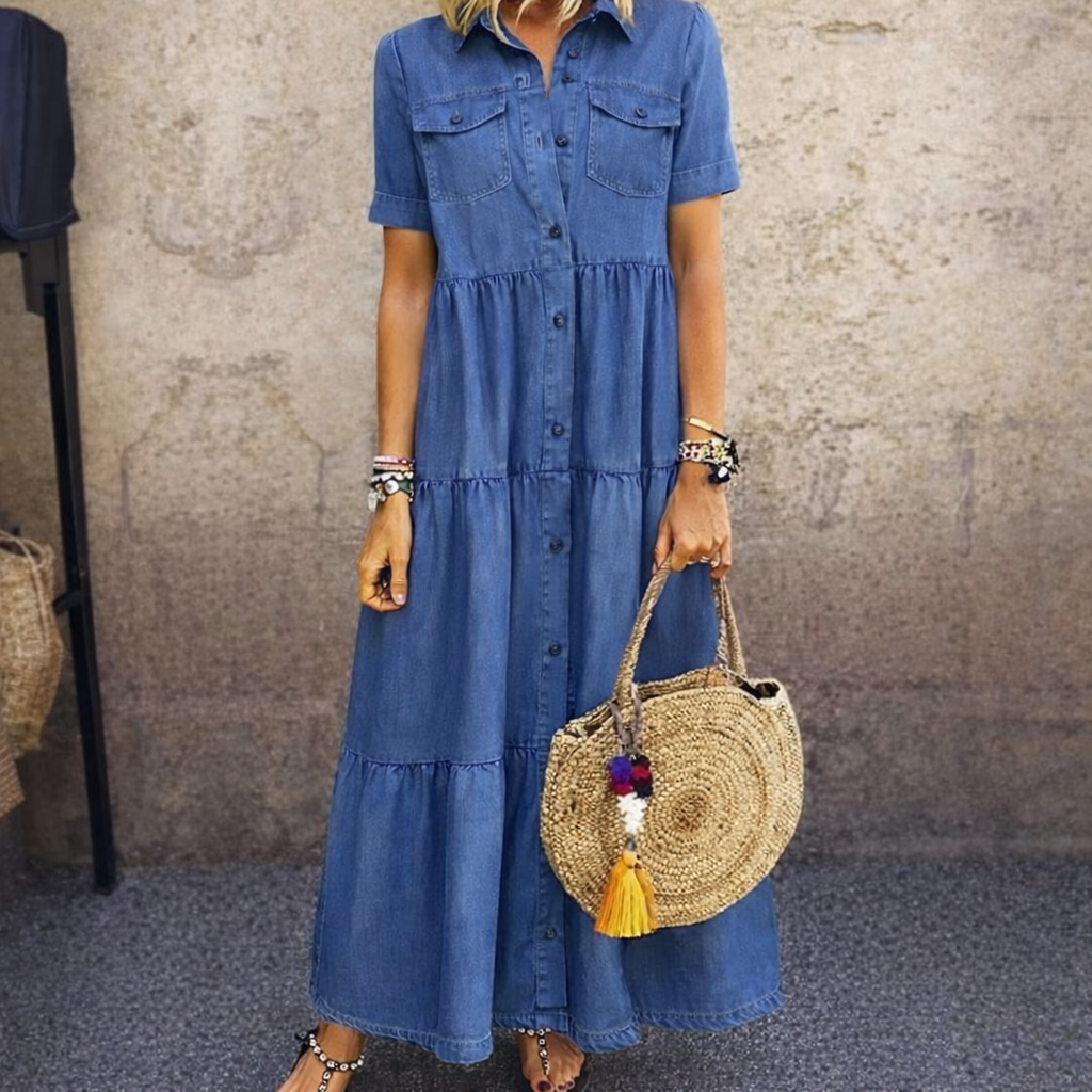 Femme portant une robe midi en jean boutonnée bleue