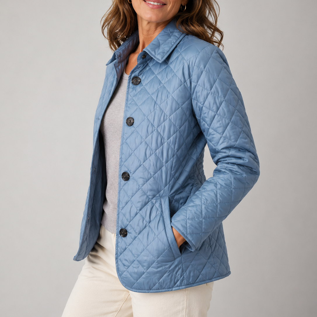 Femme portant veste matelassée boutonnée à losanges