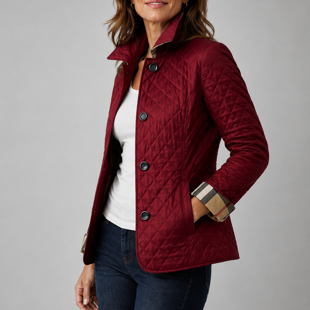 Femme portant veste matelassée boutonnée à losanges