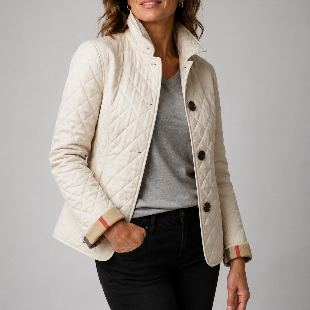 Femme portant veste matelassée boutonnée à losanges