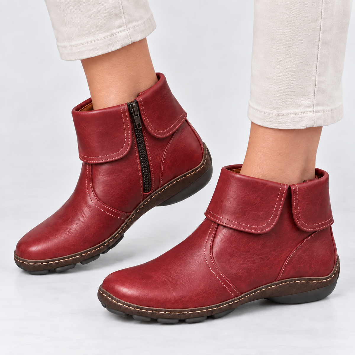 Bottines femme à bout rond et velcro, vue de profil
