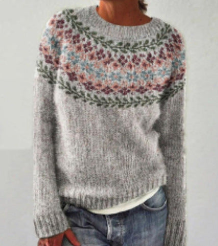 Femme portant un pull vintage à coupe ample