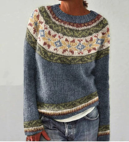 Femme portant un pull vintage à coupe ample