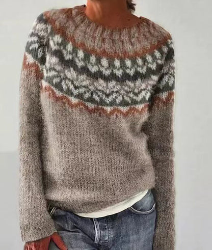 Femme portant un pull vintage à coupe ample