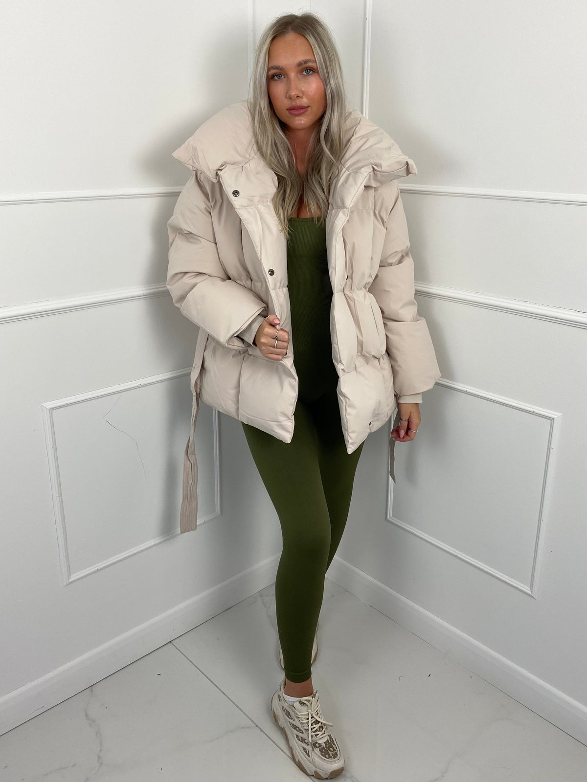 Femme portant une doudoune matelassée avec ceinture