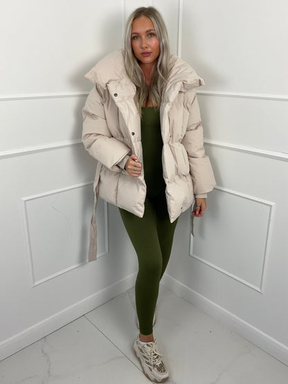 Femme portant une doudoune matelassée avec ceinture