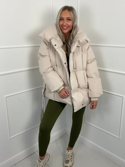 Femme portant une doudoune matelassée avec ceinture