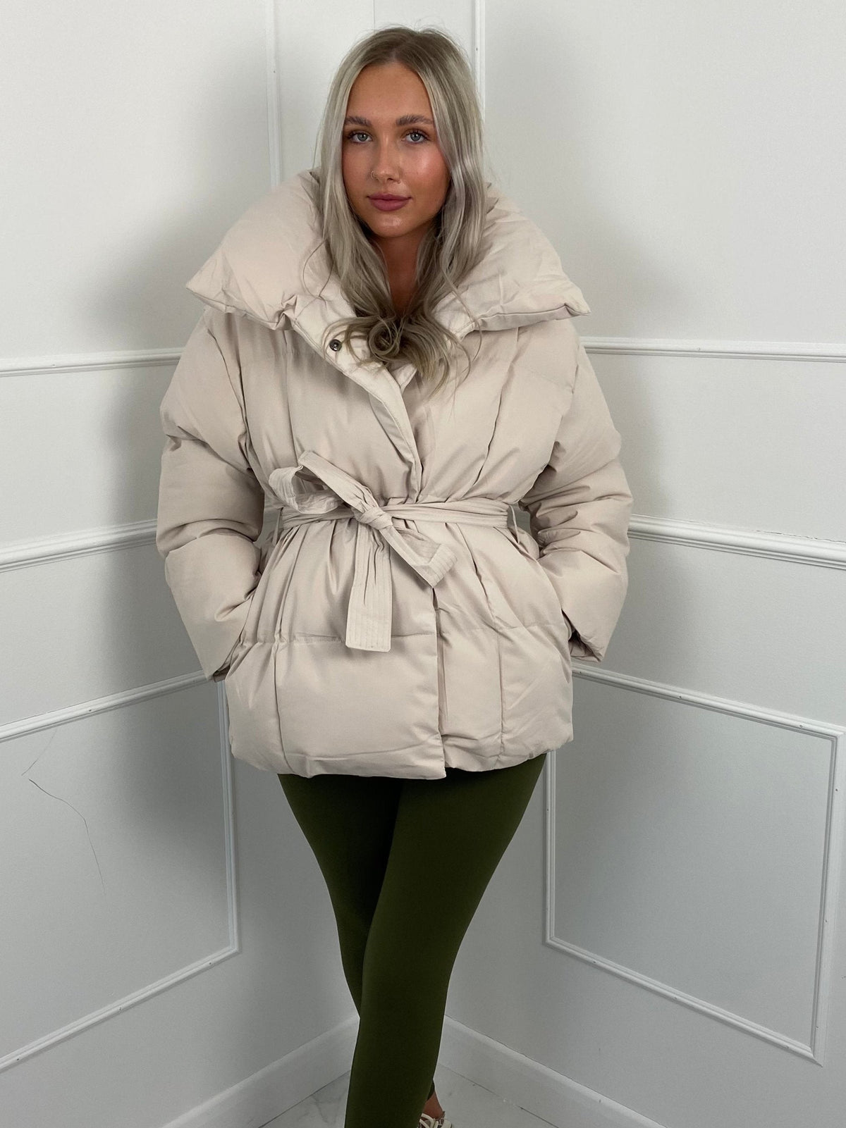 Femme portant une doudoune matelassée avec ceinture