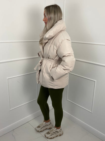 Femme portant une doudoune matelassée avec ceinture
