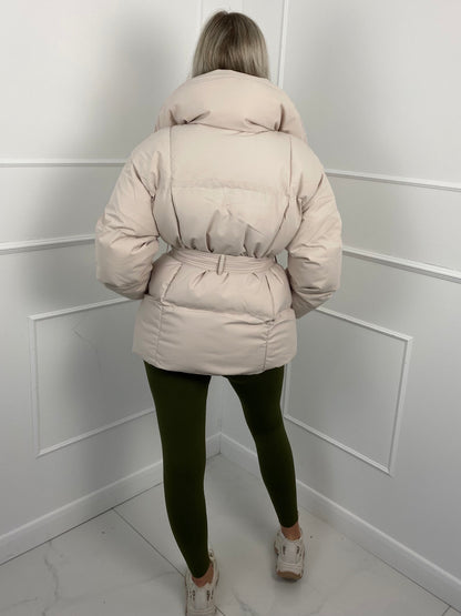 Femme portant une doudoune matelassée avec ceinture