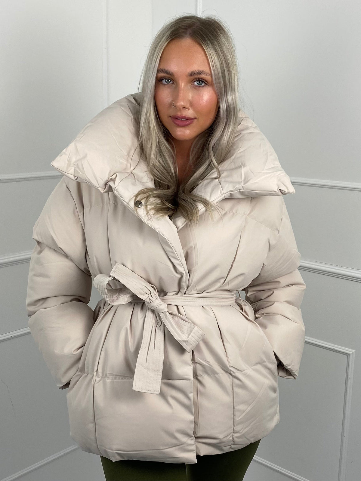 Femme portant une doudoune matelassée avec ceinture