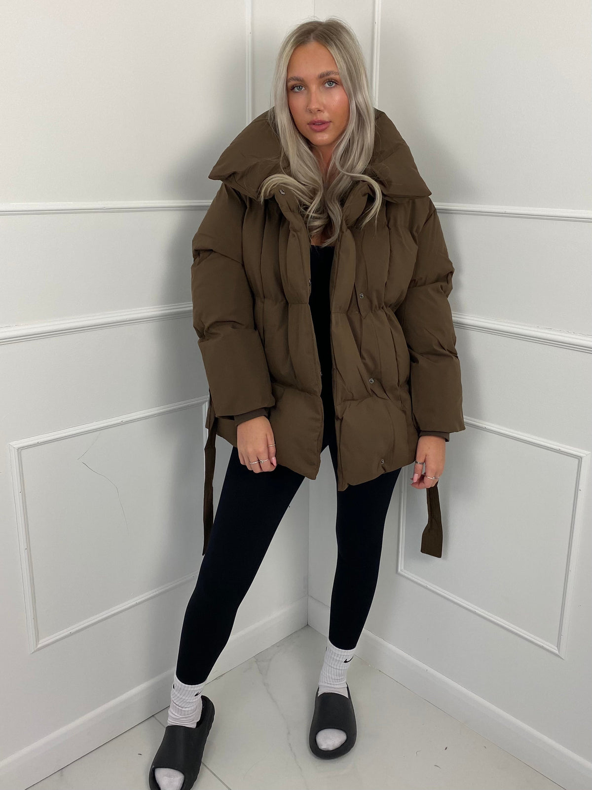 Femme portant une doudoune matelassée avec ceinture