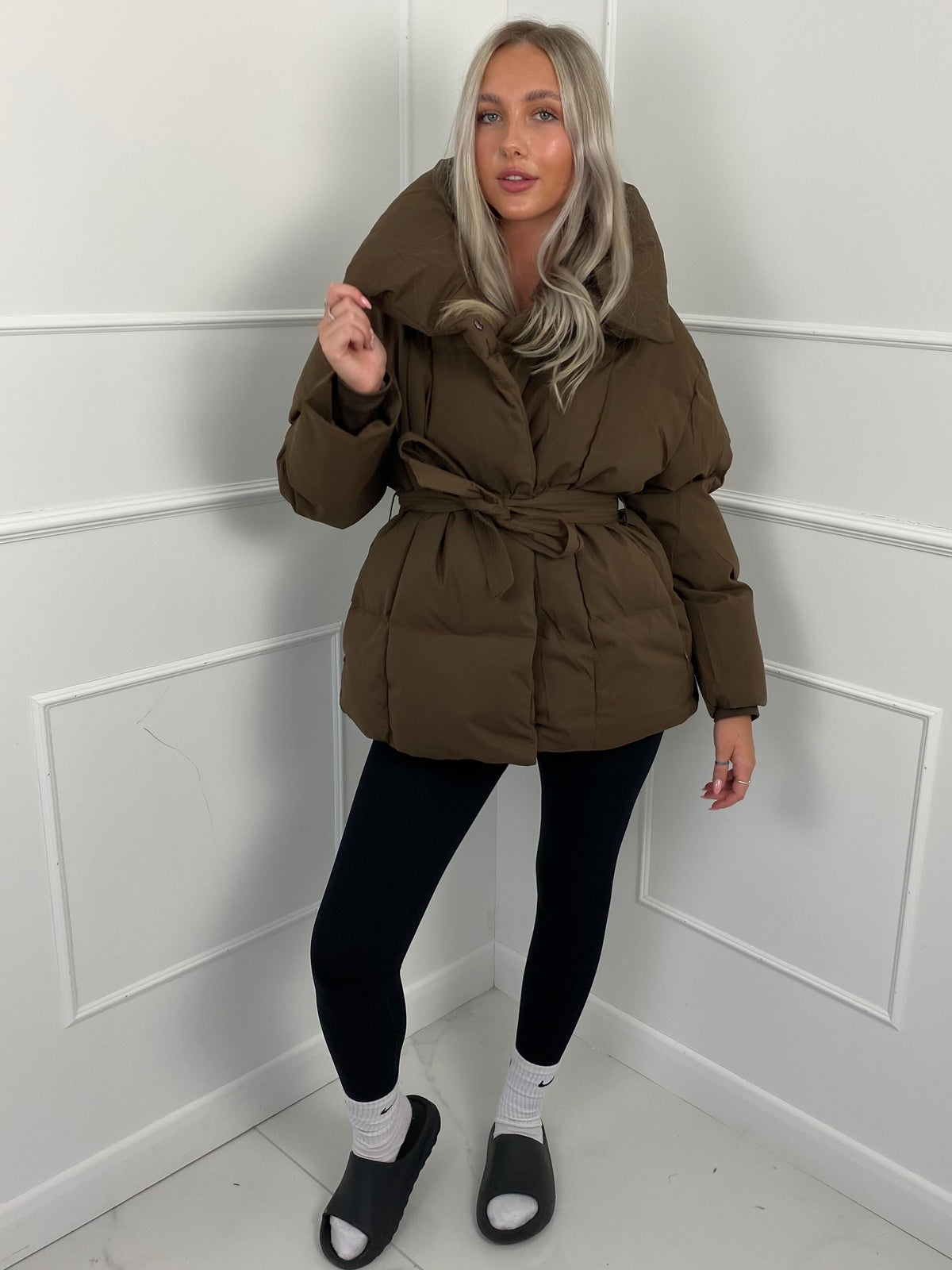Femme portant une doudoune matelassée avec ceinture