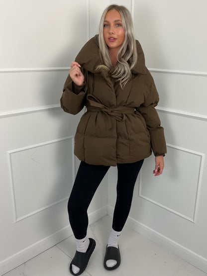 Femme portant une doudoune matelassée avec ceinture