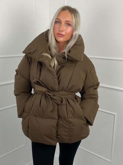 Femme portant une doudoune matelassée avec ceinture