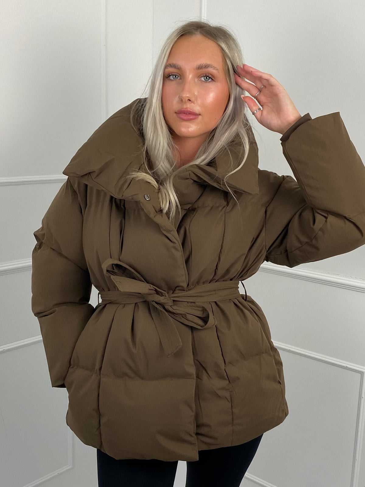 Femme portant une doudoune matelassée avec ceinture