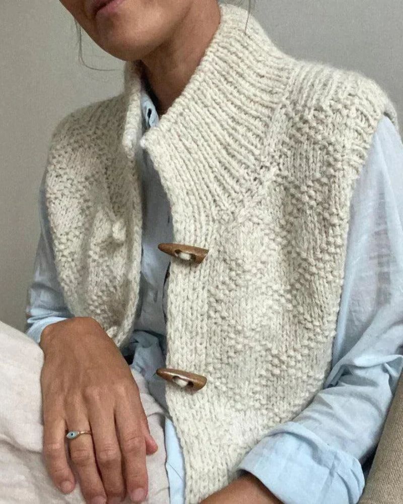 Femme portant un gilet sans manches en maille