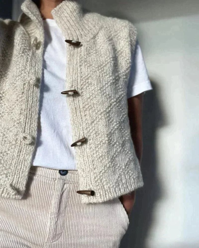 Femme portant un gilet sans manches en maille