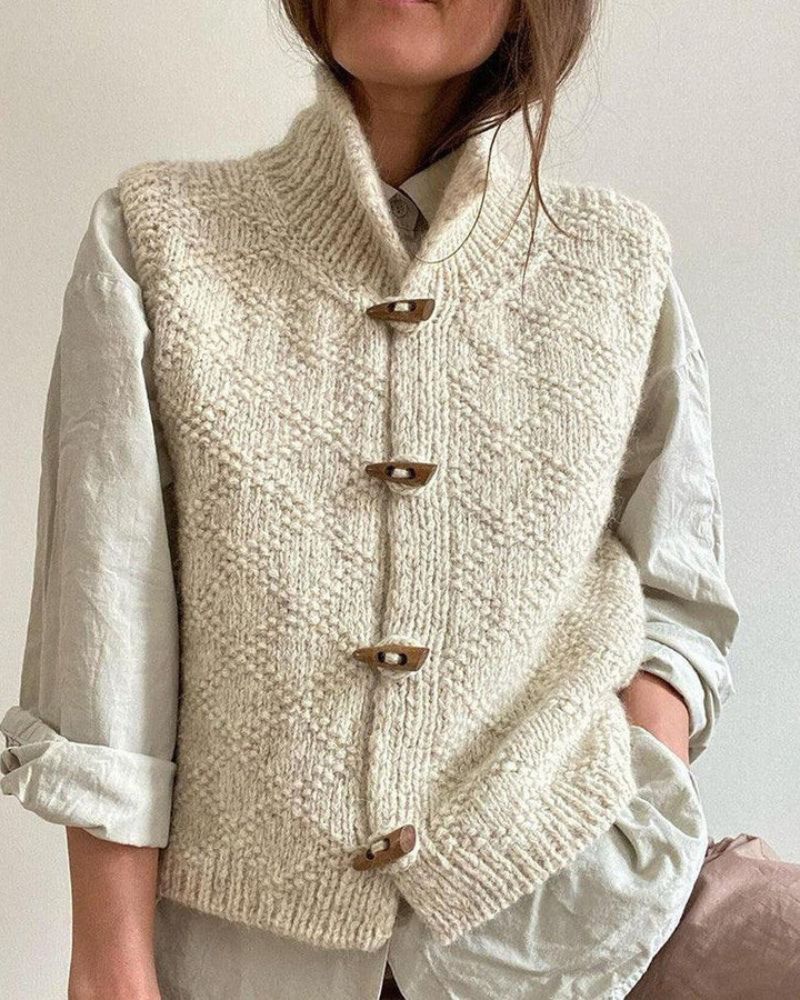 Femme portant un gilet sans manches en maille