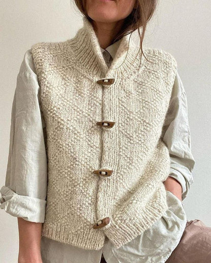 Femme portant un gilet sans manches en maille
