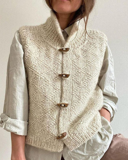 Femme portant un gilet sans manches en maille