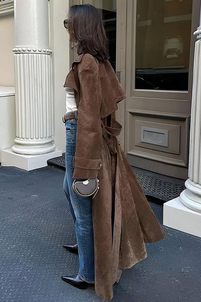 Manteau de pluie pour femme sur fond neutre