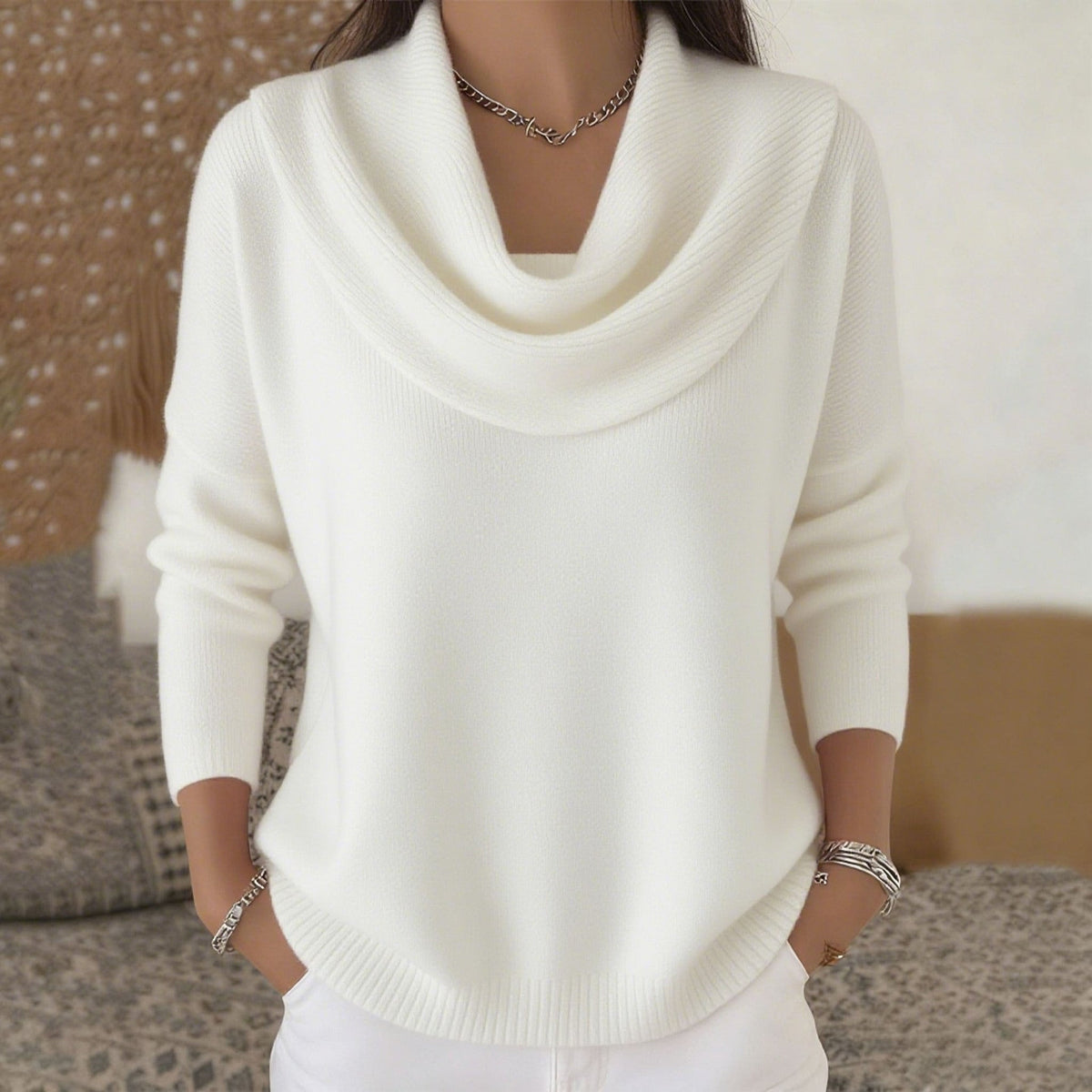 Femme en pull col cowl à manches longues