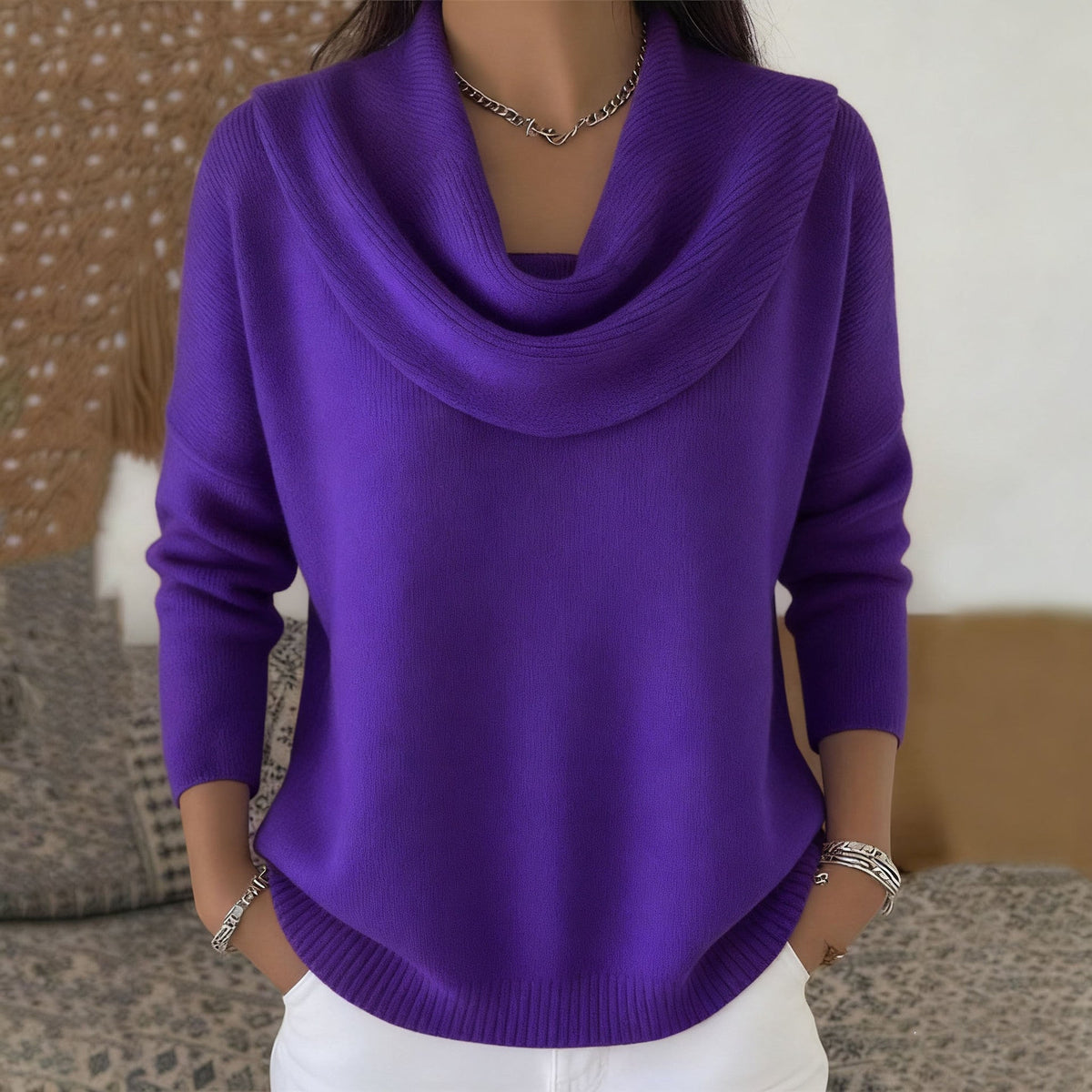 Femme en pull col cowl à manches longues
