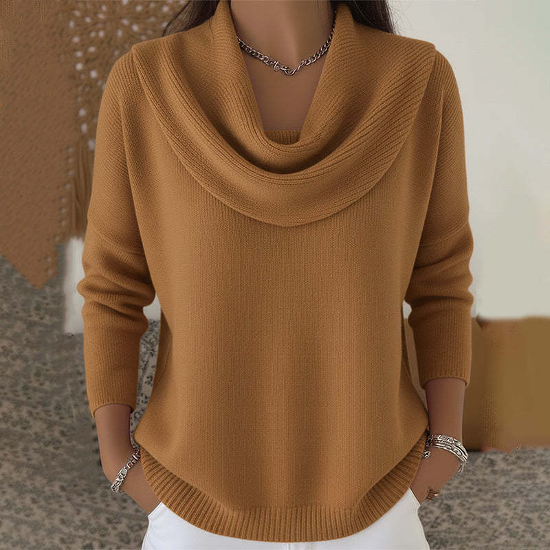 Femme en pull col cowl à manches longues