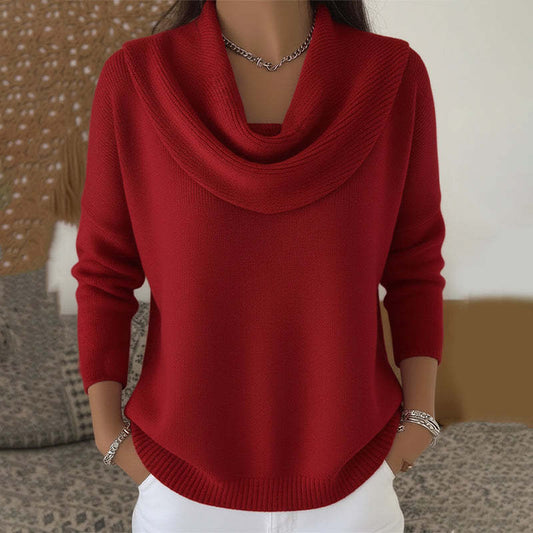 Femme en pull col cowl à manches longues