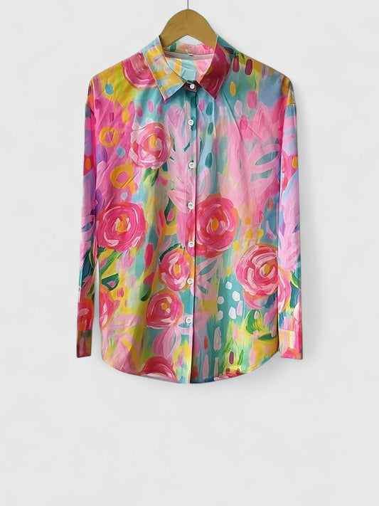 Femme portant une blouse boutonnée à imprimé artistique