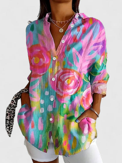 Femme portant une blouse boutonnée à imprimé artistique