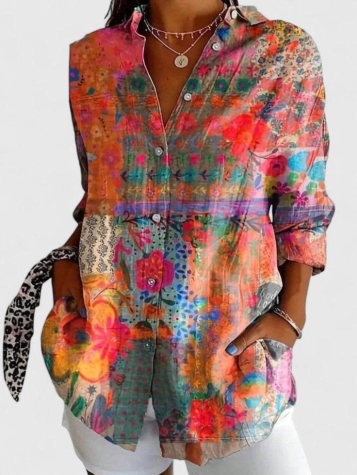 Femme portant une blouse boutonnée à imprimé artistique