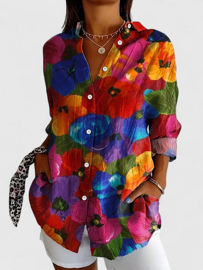 Femme portant une blouse boutonnée à imprimé artistique