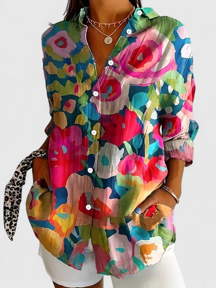 Femme portant une blouse boutonnée à imprimé artistique