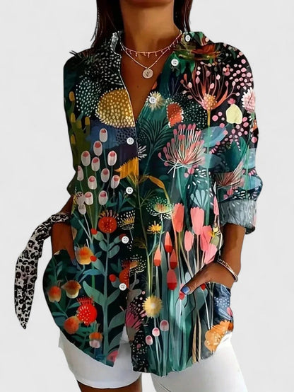 Femme portant une blouse boutonnée à imprimé artistique
