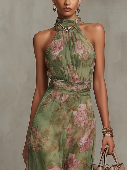 Femme en robe longue fleurie col halter taille cintrée
