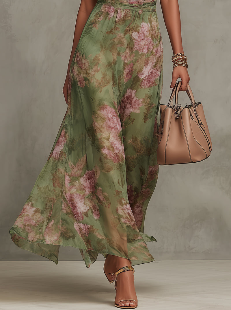 Femme en robe longue fleurie col halter taille cintrée