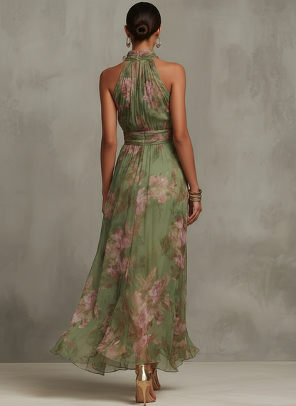 Femme en robe longue fleurie col halter taille cintrée