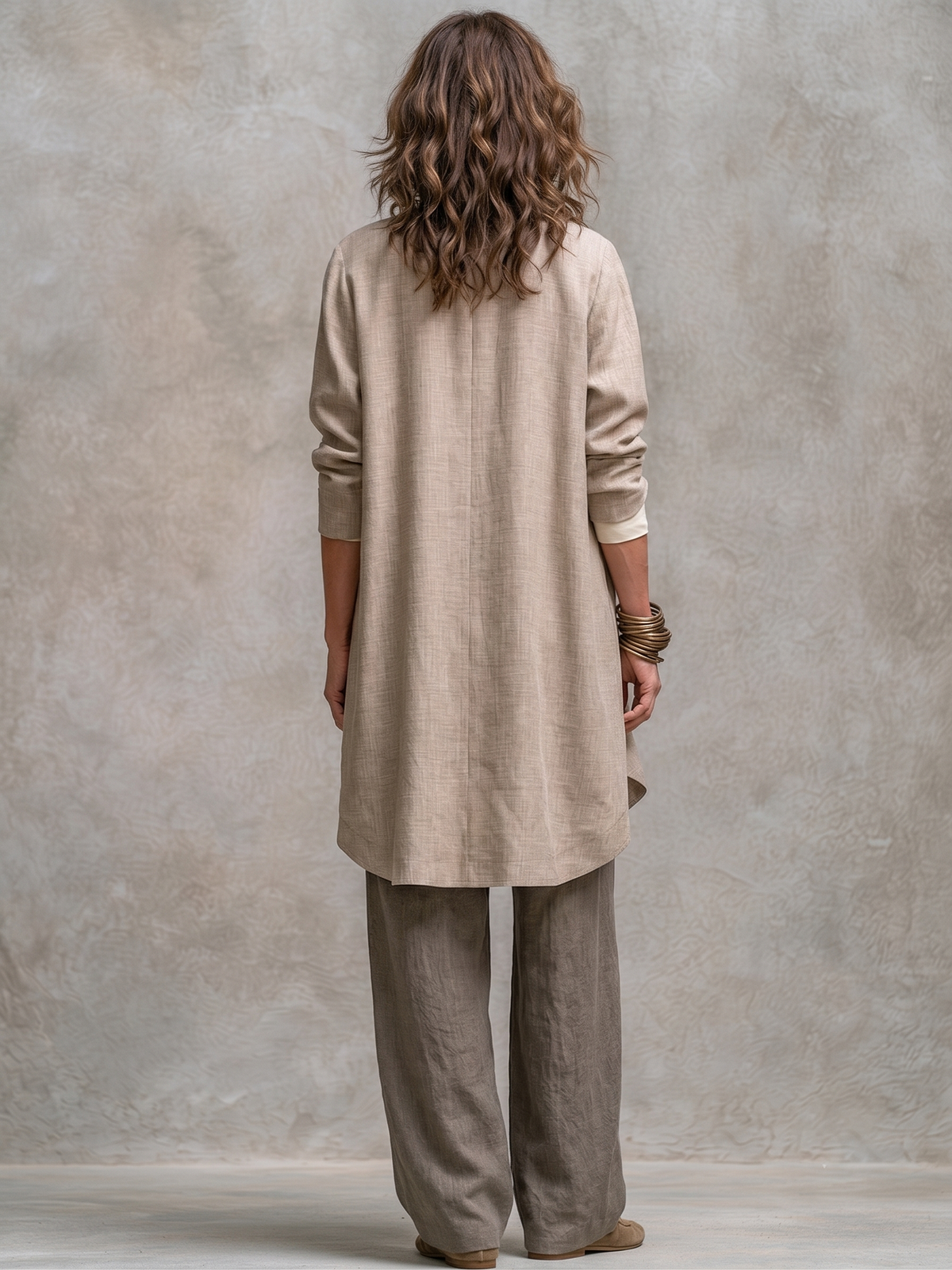 Femme portant un ensemble taupe trois pièces à jambes larges