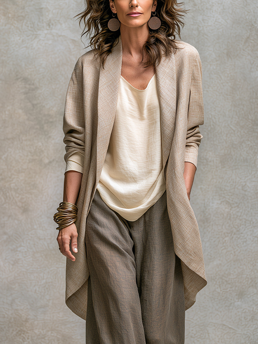 Femme portant un ensemble taupe trois pièces à jambes larges