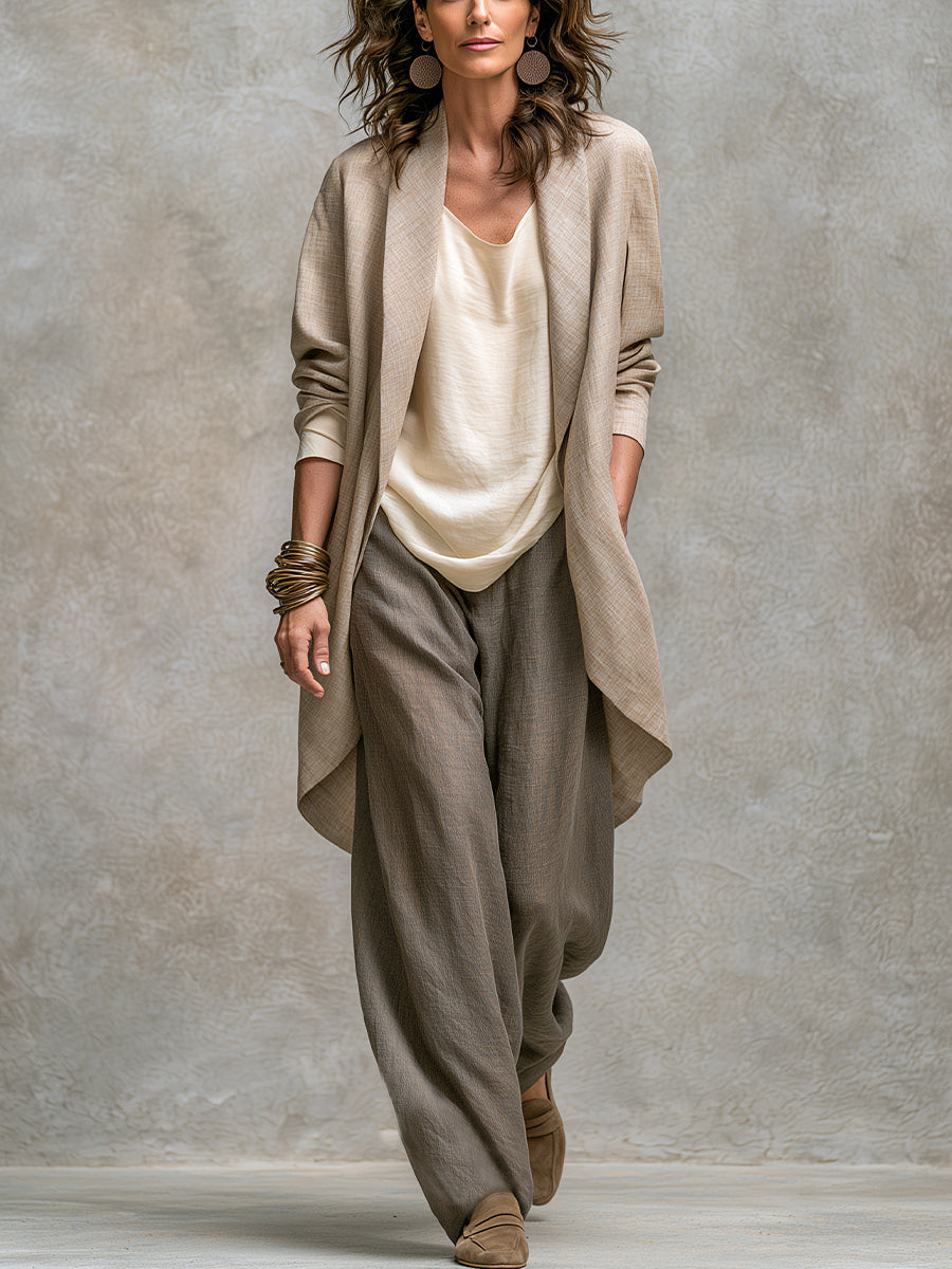 Femme portant un ensemble taupe trois pièces à jambes larges